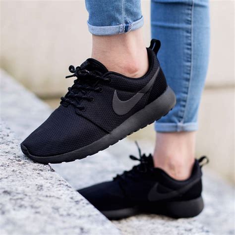 all black nike trainers women's.